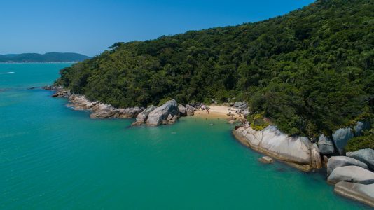 Praia do Cação, Bombinhas. Imagem: Setur Bombinhas.