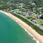 Imagem da Praia de Taquaras, uma das praias agrestes de BC. (Fonte: PMBC)