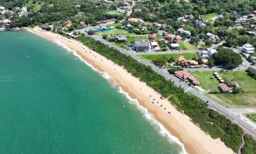 Imagem da Praia de Taquaras, uma das praias agrestes de BC. (Fonte: PMBC)