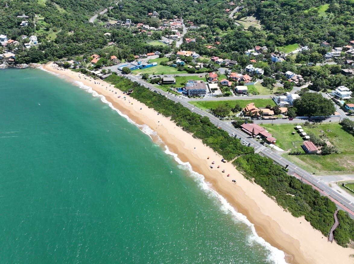 Imagem da Praia de Taquaras, uma das praias agrestes de BC. (Fonte: PMBC)